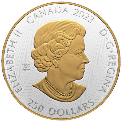 The proof obverse of the 2023 Raven Brings the Light 1 kg silver coin, showing the posthumous transitional effigy of Queen Elizabeth II by Susanna Blunt. The design includes a special marking of four pearls symbolizing her four historical coin effigies and the double date of her reign, surrounded by a serrated edge.